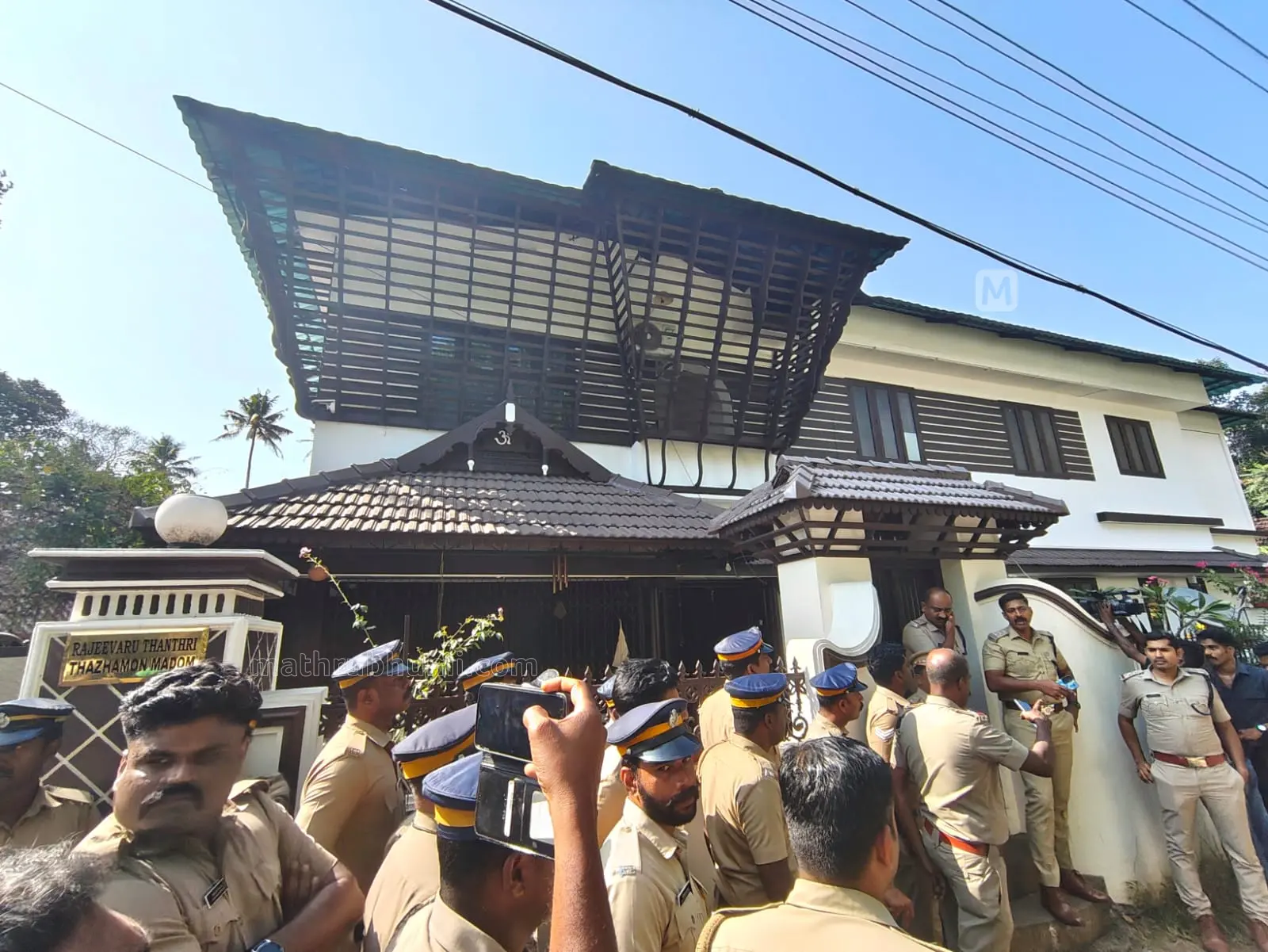 ചെങ്ങന്നൂരിലെ തന്ത്രി കണ്ഠര് രാജീവരുടെ വീട്ടിൽ എസ്ഐടി സംഘം പരിശോധന നടത്തുമ്പോൾ പുറത്ത് കാവൽനിൽക്കുന്ന പോലീസുകാർ | ഫോട്ടോ: സി.ബിജു