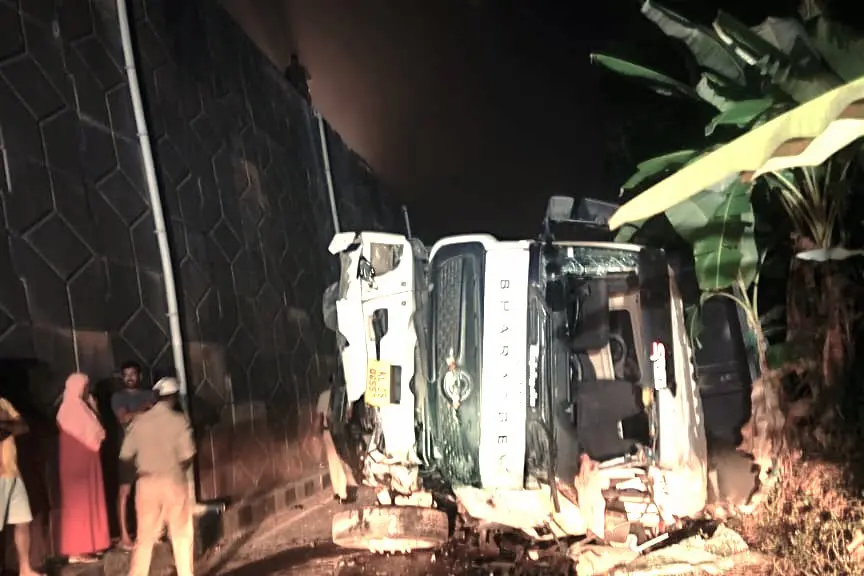 നിയന്ത്രണംവിട്ടു; ദേശീയപാതയിലെ ബാരിക്കേഡ് തകർത്ത് ലോറി സർവീസ് റോഡിലേക്ക് മറിഞ്ഞു