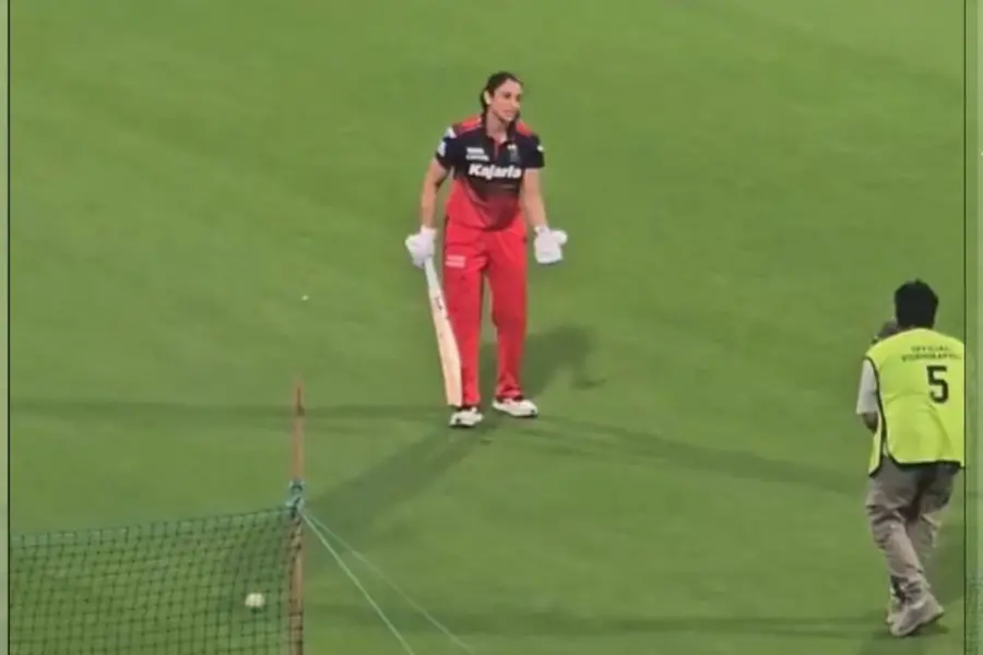 Smriti Mandhana loses cool? RCB skipper left irritated as cameraperson interrupts practice | WATCH