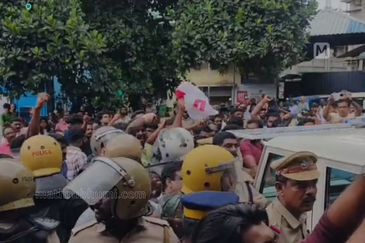 People protesting against Rahul Mamkootathil| Photo: Screengrab, Mathrubhumi News