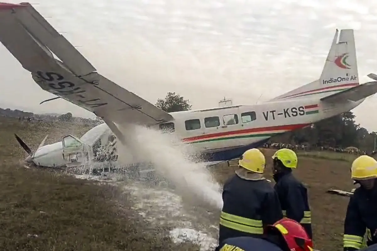 Fire units from Rourkela and Panposh rush for rescue efforts after an IndiaOne Air nine-seater aircraft with passengers & crew onboard crash-landed near the Jalda area (ANI Video Grab)