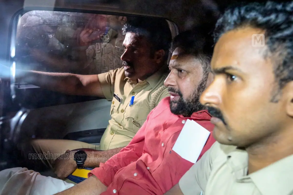 ശബരിമല സ്വർണ്ണക്കൊള്ള കേസിൽ എസ്‌ഐടി സംഘം അറസ്റ്റ് ചെയ്ത ശബരിമല തന്ത്രി കണ്ഠര് രാജീവരെ കൊല്ലം തേവള്ളിയിലെ വിജിലൻസ് കോടതി ജഡ്ജി ഡോ. സി.എസ്. മോഹിതിന്റെ വസതിയിൽ ഹാജരാക്കാൻ കൊണ്ടുവരുന്നു | ഫോട്ടോ: സുധീർമോഹൻ / മാതൃഭൂമി