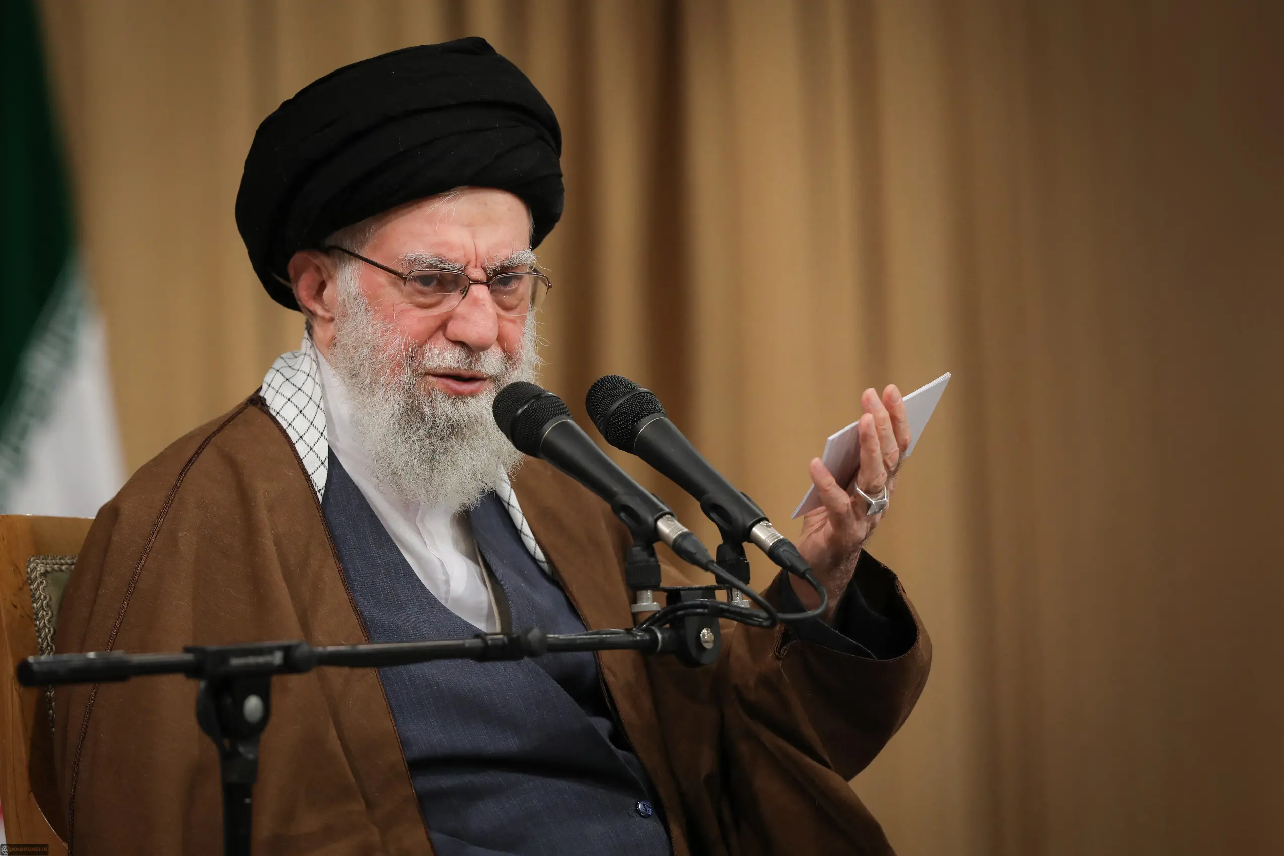A handout picture provided by the office of Iran's supreme leader Ayatollah Ali Khamenei shows him addressing a meeting with students in Tehran on November 3, 2025. | Photo: AFP