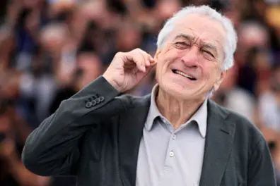 Robert De Niro drops F-bomb on Trump at Golden Globes; audience erupts | VIDEO