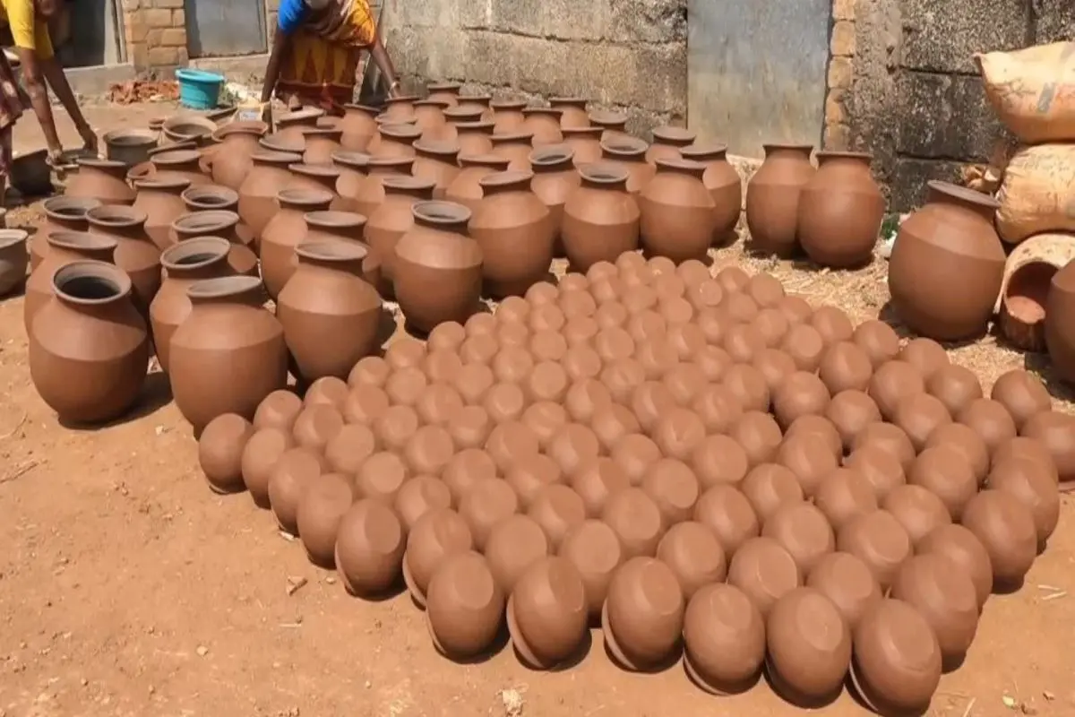 Earthern pots prepared for Pongal | Photo:ANI