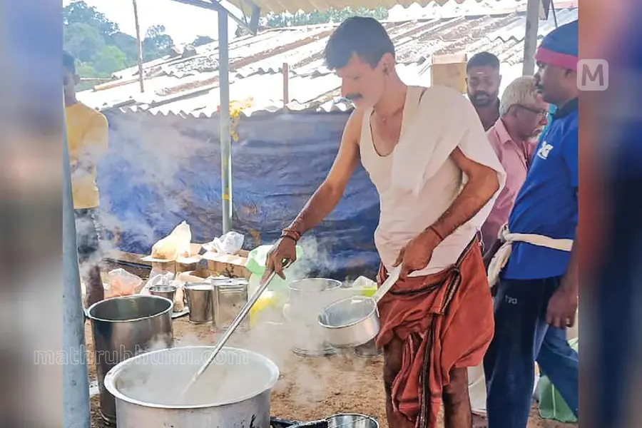 മൃദംഗം വിട്ട് പാചകപ്പുരയിലേക്ക്; കലോത്സവ ഊട്ടുപുരകളിലെ അമരക്കാരനായി സുരേഷ്ബാബു