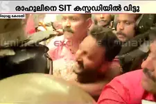 കോടതിയിൽ നിന്ന് പുറത്തേയ്ക്ക് കൊണ്ടുവരുന്നതിനിടെ രാഹുലിന് നേരെ ചീമുട്ടയേറ്