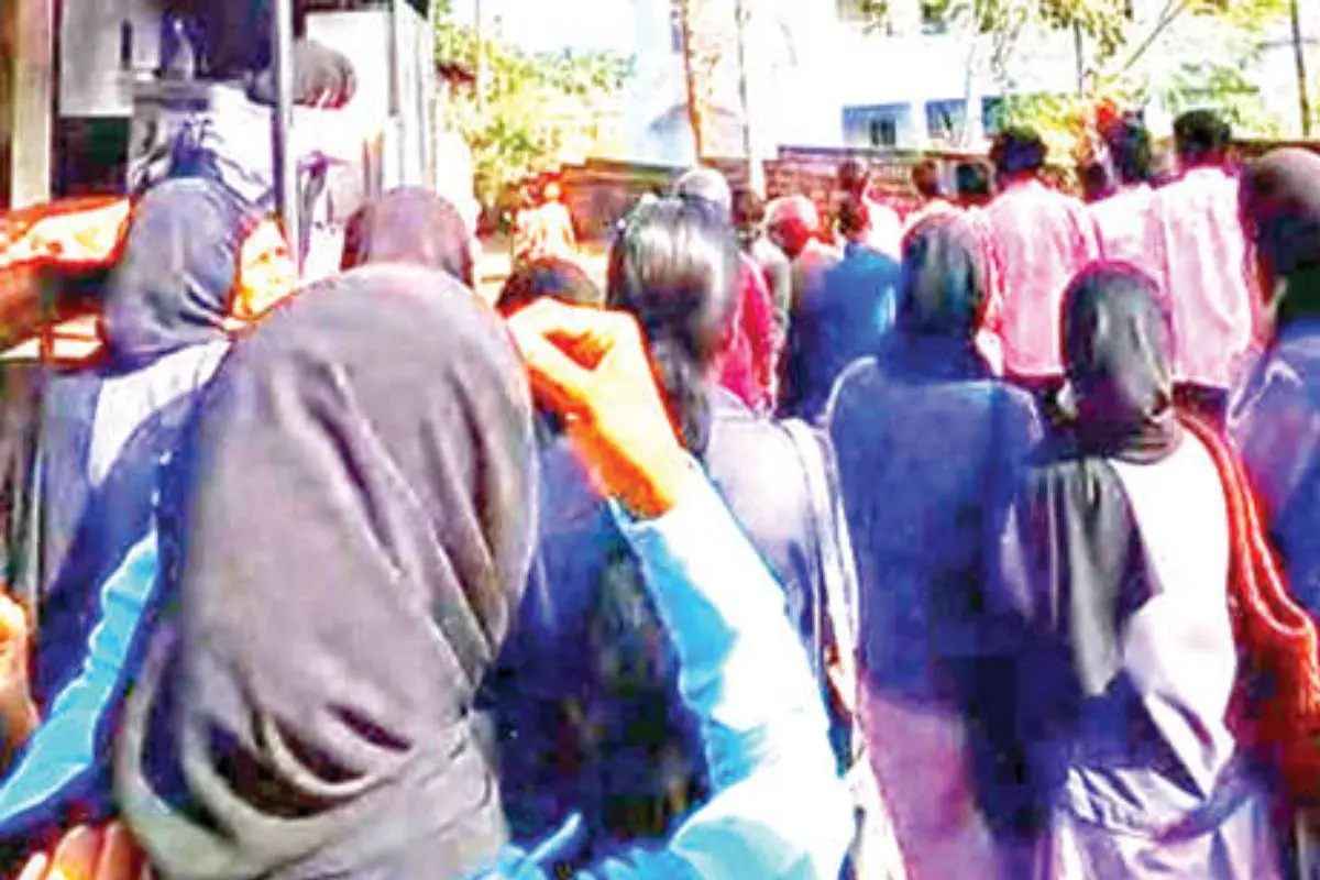 തളിപ്പറമ്പ് സർ സയ്യിദ് ഇൻസ്റ്റിറ്റ്യൂട്ട് കെട്ടിടത്തിന്റെ നാലാം നിലയിൽ കയറി യുവാവ് ആത്മഹത്യാഭീഷണി മുഴക്കുന്നതറിഞ്ഞ് താഴെ തടിച്ചുകൂടിയവർ