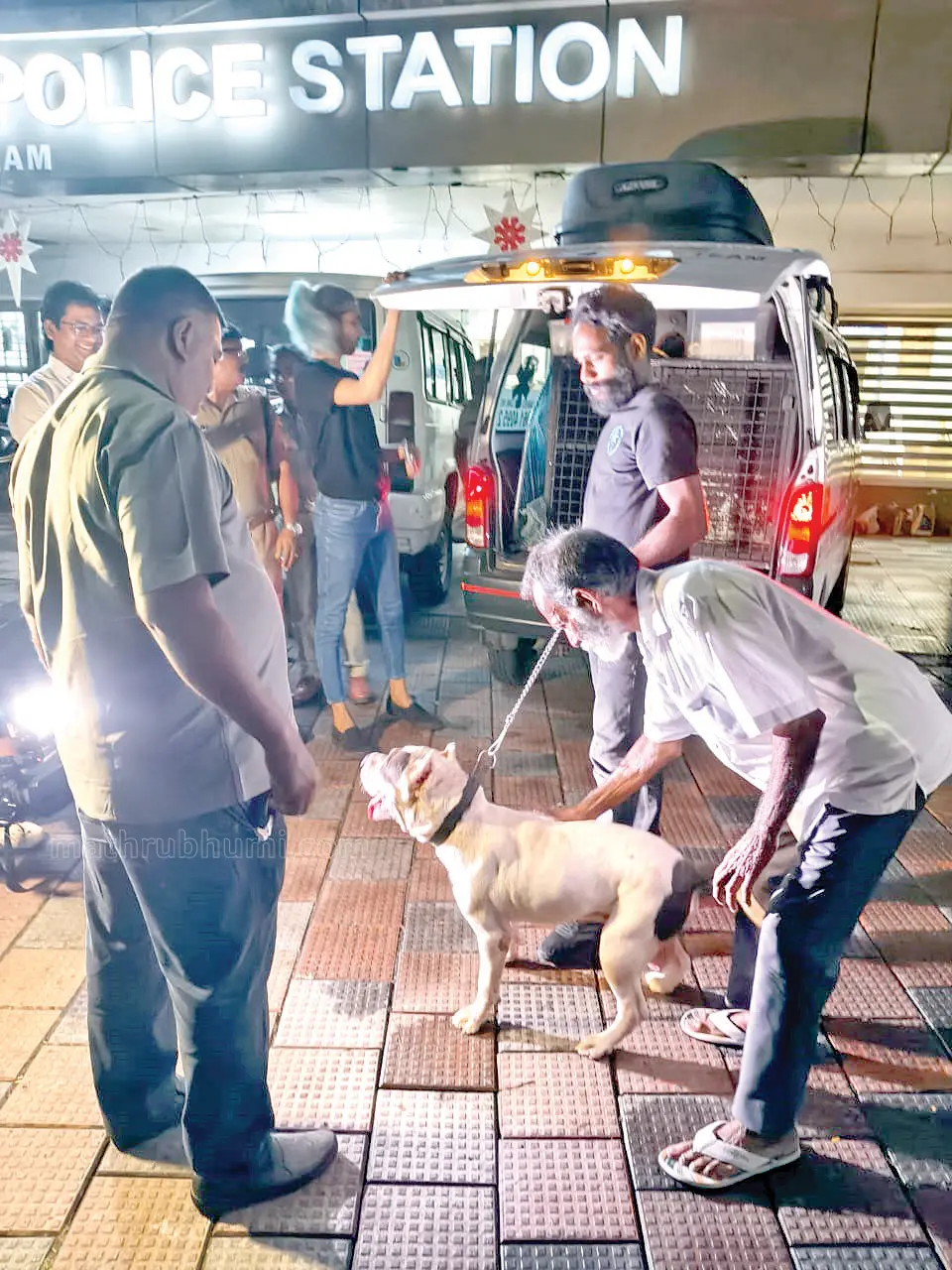 പിറ്റ്ബുള്ളിനെ ഉടമയ്ക്ക് പോലീസും എസ്പിസിഎ അംഗങ്ങളും ചേര്ന്ന് കൈമാറുന്നു.