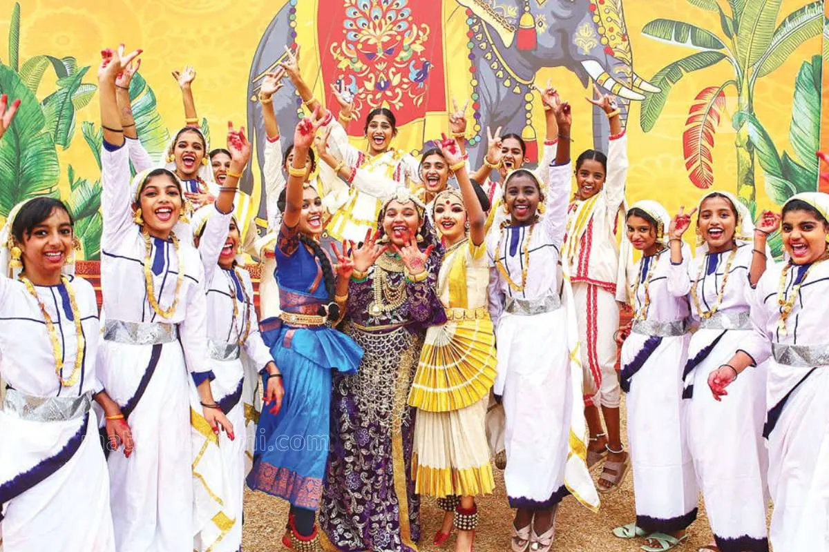 തൃശ്ശൂരിൽ നടക്കുന്ന സംസ്ഥാന സ്കൂൾ കലോത്സവത്തിന്റെ ഭാഗമായി നടന്ന സാംസ്കാരികഘോഷയാത്രയിൽ പങ്കെടുത്ത ജില്ലയിലെ വിവിധ സ്കൂളുകളിൽ നിന്നുള്ള വിദ്യാർഥികൾ ഒന്നാം വേദിക്കുമുന്നിൽ ആഹ്ലാദം പങ്കിടുന്നു.