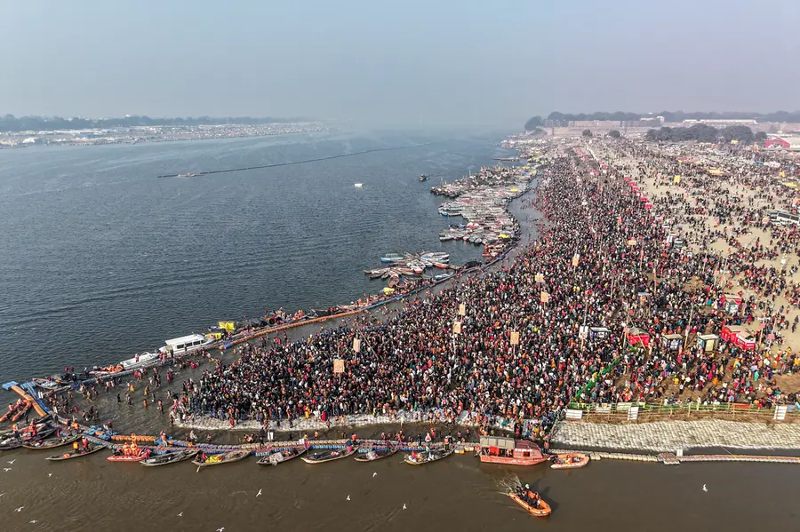 Over nine lakh devotees take dip at Sangam ahead of key Magh Mela bathing day | VIDEO