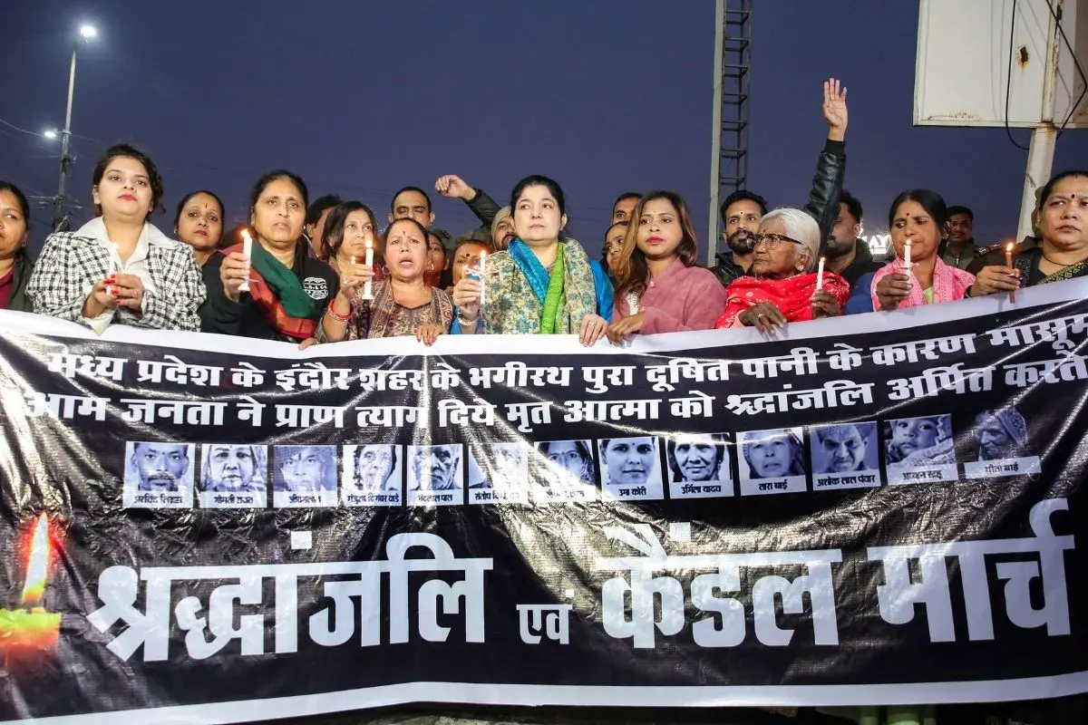 Mahila Congress workers take out a candlelight vigil to pay tribute to those who died due to water contamination in Indore. | Photo: PTI