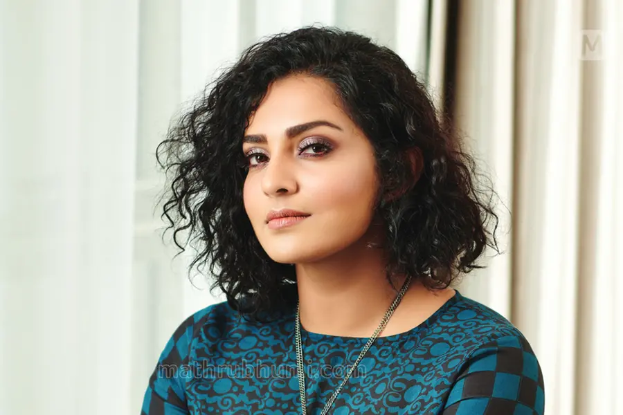 'ശരീരംമുഴുവൻ നനഞ്ഞ് കുതിർന്ന് ഷൂട്ടിങ്, ആർത്തവമാണെന്ന് ഉറക്കെ വിളിച്ചുപറയേണ്ടിവന്നു' -പാർവതി | VIDEO