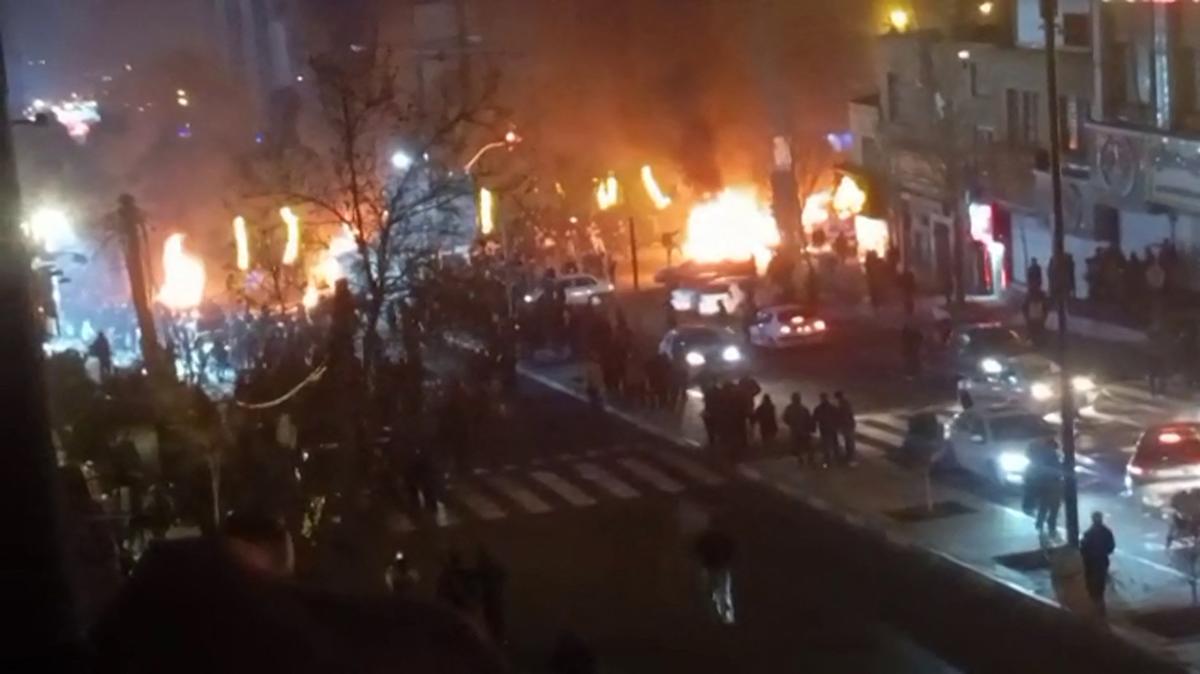 ハメネイ師の傭兵が抗議活動を鎮圧。イラク民兵は巡礼者を装って連れてこられた