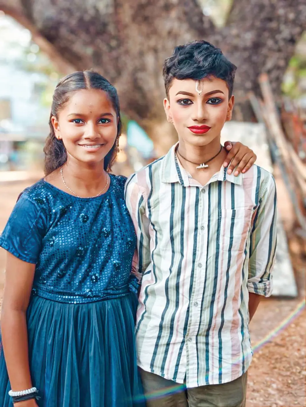വണ്ടൻമേട്ടിലെ റിസോർട്ടുകളിൽ നൃത്തമവതരിപ്പിച്ചുകിട്ടിയ പണം സ്വരുക്കൂട്ടി കലോത്സവവേഷമണിഞ്ഞ് ഇരട്ടകളായ ആര്യനും അഞ്ജലിയും