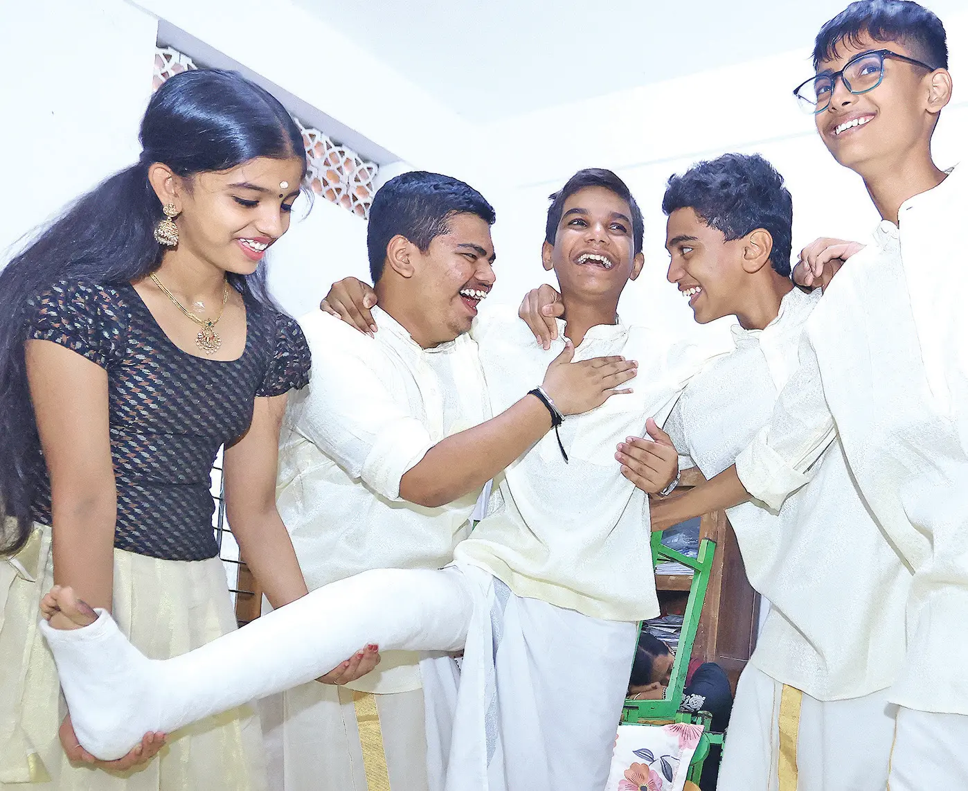 • ഹൈസ്‌കൂൾ വിഭാഗം കഥാപ്രസംഗത്തിനെത്തിയ, കാലിന് പരിക്കുപറ്റിയ പാലക്കാട് പിഎംജി ഹയർ സെക്കൻഡറി സ്‌കൂളിലെ കെ. അസിമിനെ വേദിയിലേക്ക് കൊണ്ടുവരുന്ന ടീം ലീഡർ എം. ആർഷ്യ, എം. ലക്ഷ്‌മൺ, ആർ.എസ്. സൗരവ്, ടി. ഗൗതം എന്നിവർ