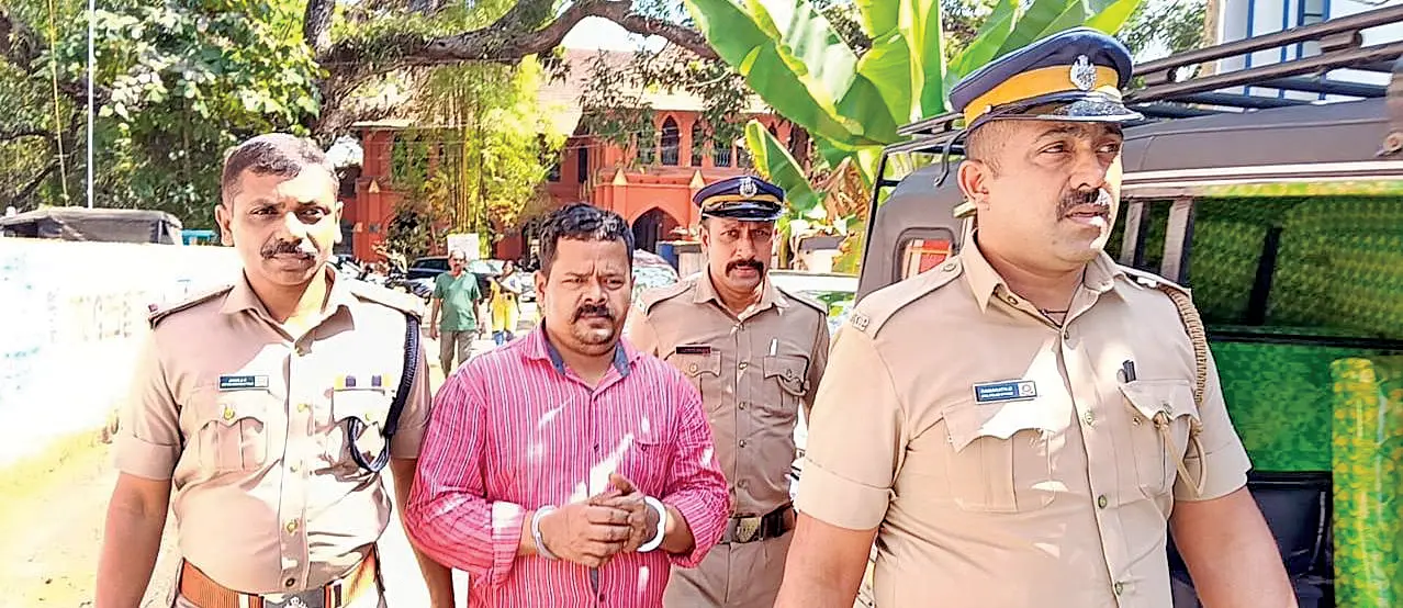 ഭാര്യാസഹോദരിയുടെ ഭർത്താവിനെ കൊലപ്പെടുത്തിയ കേസിൽ ജീവപര്യന്തം ശിക്ഷിക്കപ്പെട്ട പ്രകാശ് സിങ്ങിനെ പോലീസ് ജയിലിലേക്ക് കൊണ്ടുപോകുന്നു