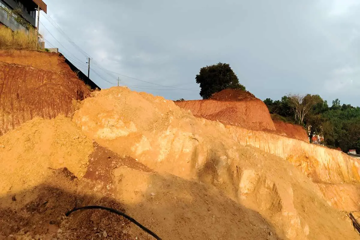 ദേശീയപാതയിൽ കുപ്പം കപ്പണത്തട്ടിൽ മണ്ണ് നീക്കിയ ഭാഗം