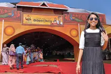 'എടി ഇതു നമ്മുടെ ലോകയിലെ കൊച്ചല്ലേ...'; കലോത്സവ വേദിയിലെത്തി കുഞ്ഞുനീലിയെന്ന ദുർഗ