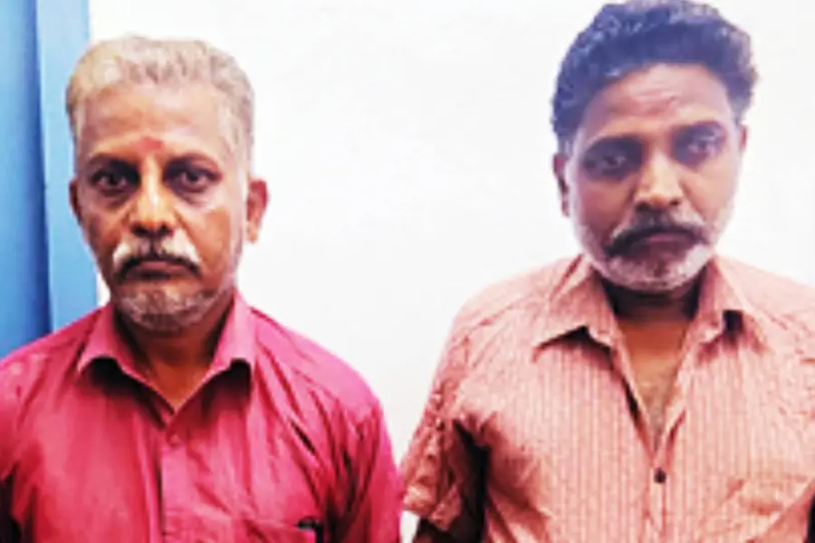 ശബരിമല ഭണ്ഡാരത്തിൽനിന്ന് വിദേശകറൻസിയടക്കം വായ്ക്കുള്ളിലാക്കി കടത്തി; രണ്ട് ദേവസ്വം ജീവനക്കാർ പിടിയിൽ