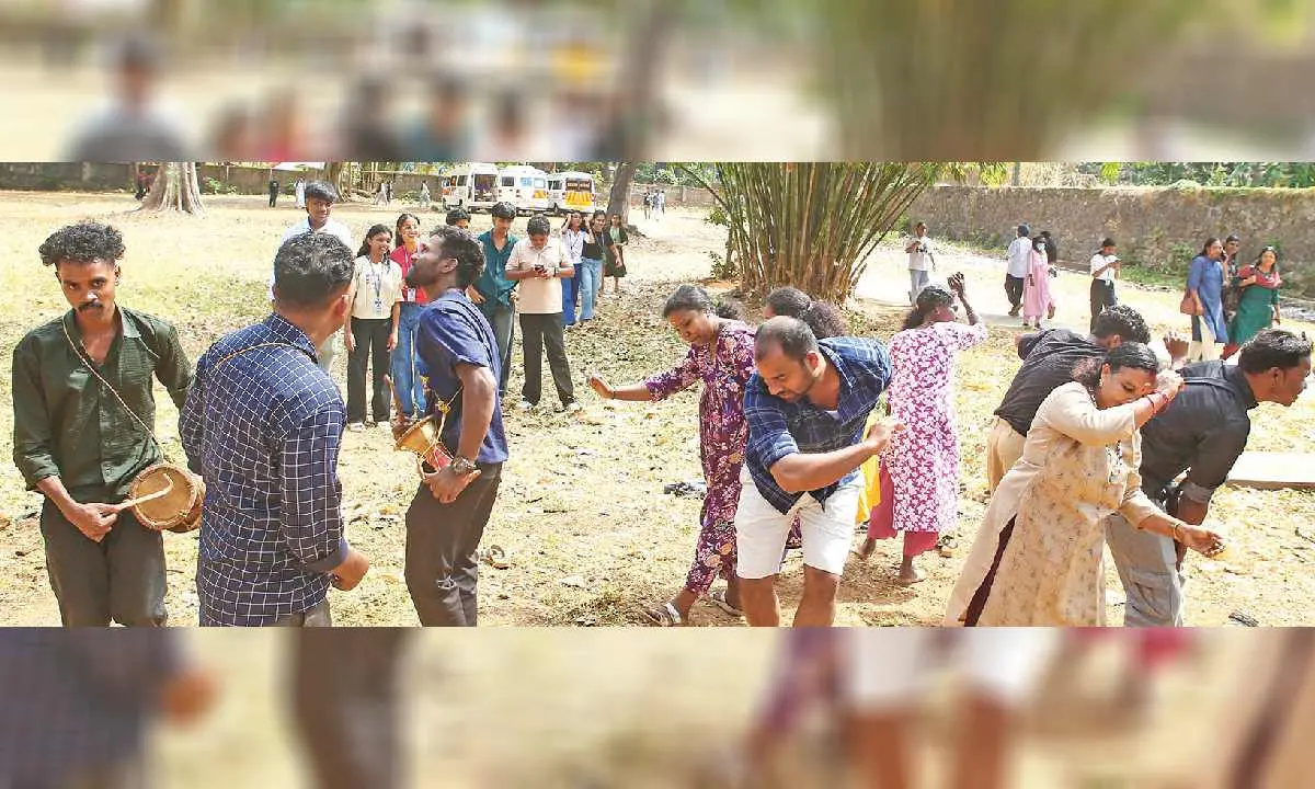 വേദിയില് മത്സരം തുടങ്ങിയപ്പോള് പണിയനൃത്തം പരിശീലകരായ വയനാട്ടില് നിന്നുള്ളവര് പുറത്ത് തുടികൊട്ടിപ്പാടി ചുവടുവയ്ക്കുന്നു