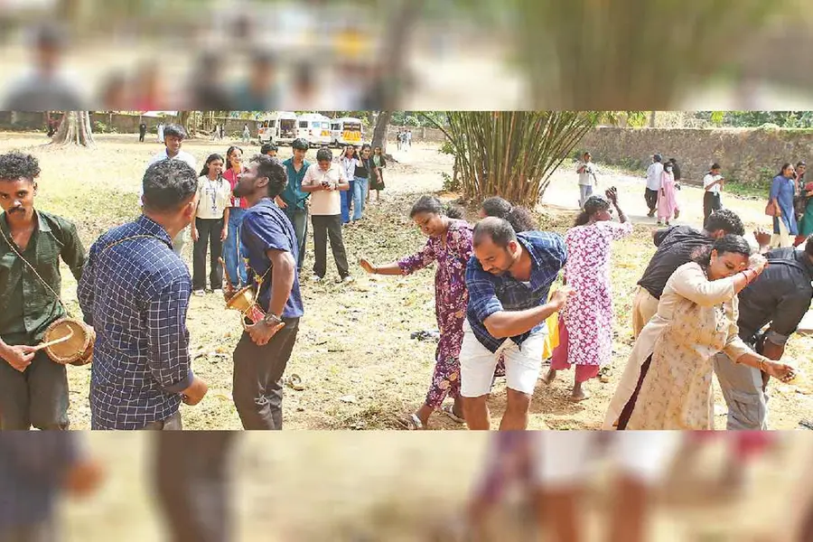 ചുരമിറങ്ങിയ ഗോത്രതാളം: കലോത്സവ വേദി കീഴടക്കി വയനാടൻ പണിയനൃത്തം
