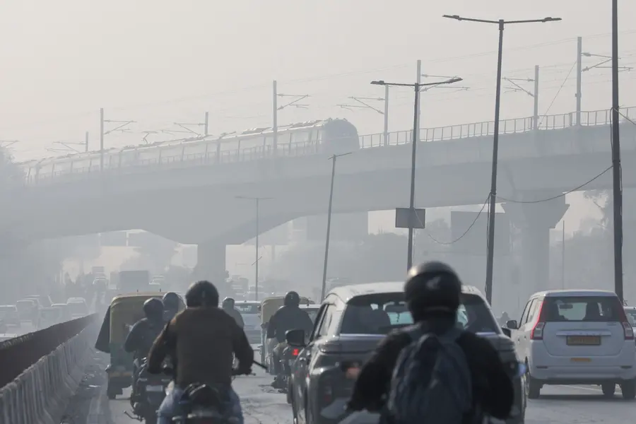 Delhi weather update: Capital wakes up to freezing morning; AQI hits 352 'very poor' | VIDEO