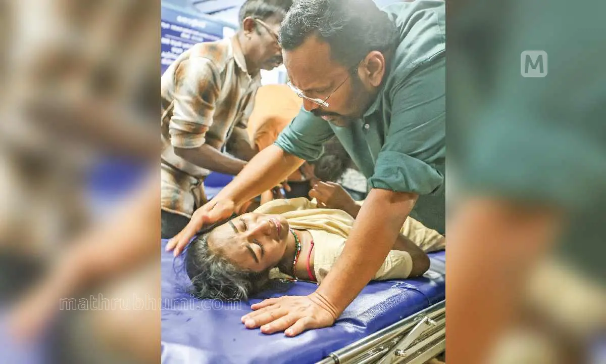 മംഗലംകളിക്കിടെ കുഴഞ്ഞുവീണ മത്സരാർഥിയെ ആശുപത്രിയിലെത്തി ആശ്വസിപ്പിക്കുന്ന മന്ത്രി കെ. രാജൻ