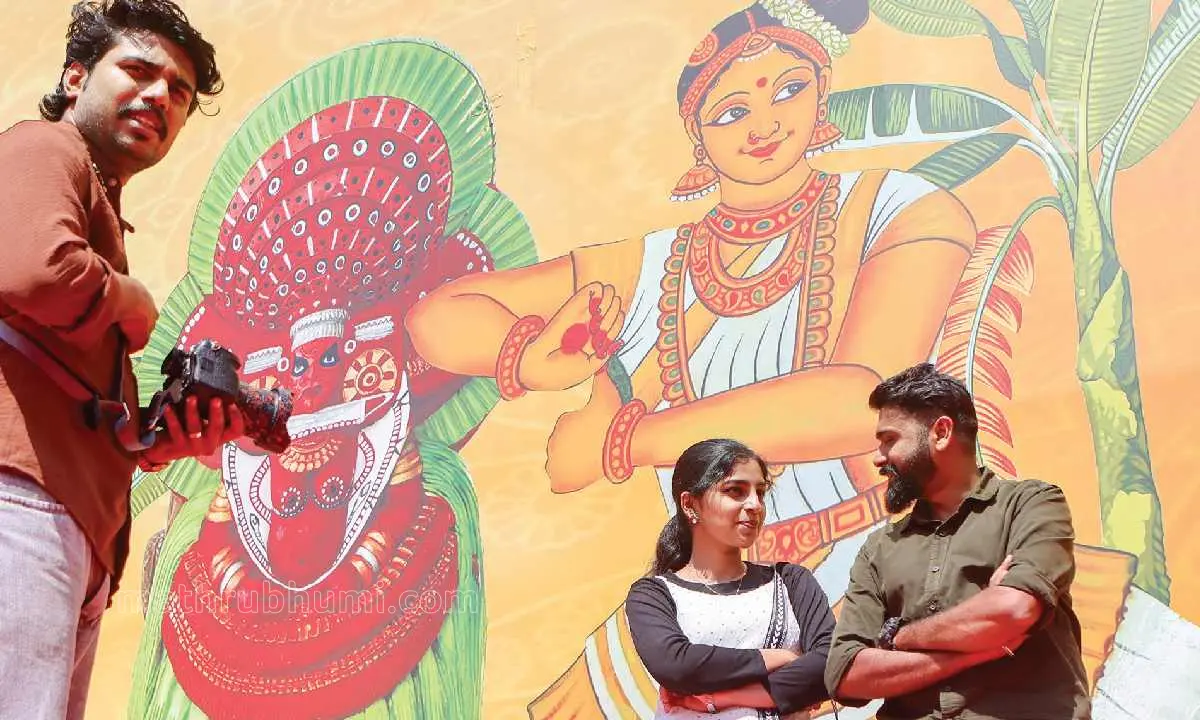 •സംസ്ഥാന സ്കൂൾ കലോത്സവം പശ്ചാത്തലമാക്കി വേദി ഒന്നിന് മുന്നിൽ സേവ് ദ ഡേറ്റ് ചിത്രീകരിക്കുന്ന ഐശ്വര്യയും വിനായകും. നിർദേശം നൽകുന്ന ഫോട്ടോഗ്രാഫർ ശ്യാം സമീപം