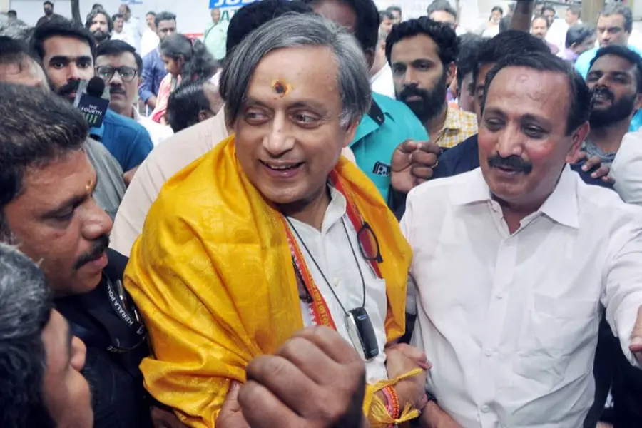 തിരഞ്ഞെടുപ്പിൽ തരൂരിനെ മുൻനിരയിൽ നിർത്തണം, എംപിമാർ മത്സരിക്കുന്നതിൽ തെറ്റില്ല– എം.കെ രാഘവൻ