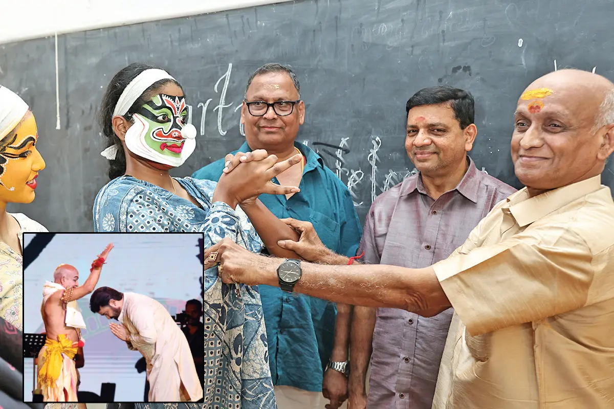 കഥകളിവേദിയിലെത്തിയ കലാമണ്ഡലം ബാലസുബ്രഹ്മണ്യൻ പാലക്കാട് ശ്രീകൃഷ്ണപുരം സ്കൂളിലെ ഗൗരി നന്ദനയെയും ഗൗരീപാർവതിയെയും മുദ്രകൾ പഠിപ്പിക്കുന്നു. ഇൻസൈറ്റിൽ ദാദാ സാഹേബ് ഫാൽക്കെ പുരസ്കാരം ലഭിച്ചപ്പോൾ സംസ്ഥാന സർക്കാർ സംഘടിപ്പിച്ച അനുമോദനച്ചടങ്ങിൽ, കഥകളിയിൽ തന്റെ ഗുരുവായ കലാമണ്ഡലം ബാലസുബ്രഹ്മണ്യനിൽനിന്ന് നടൻ മോഹൻലാൽ അനുഗ്രഹം തേടിയപ്പോൾ (ഫയൽച്ചിത്രം)