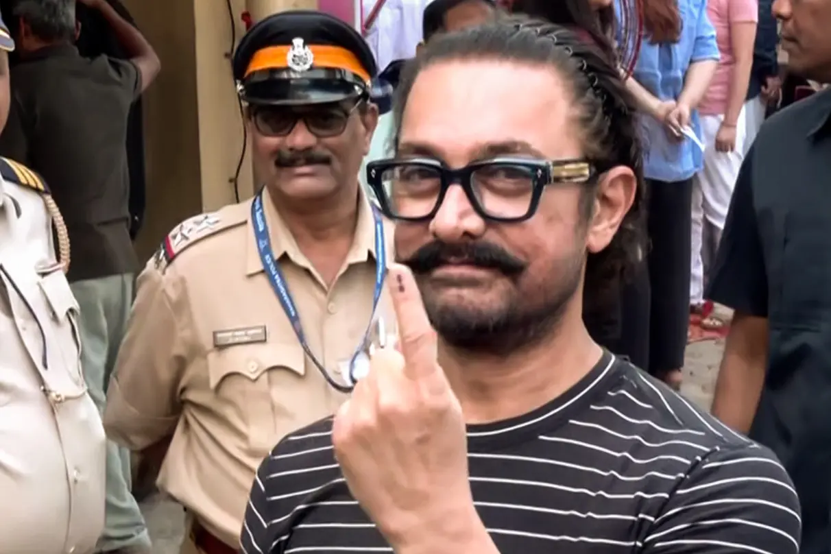 വോട്ട് ചെയ്ത ശേഷം, മഷി പുരട്ടിയ വിരൽ ഉയർത്തിക്കാണിക്കുന്ന ആമിർ ഖാൻ | Photo: ANI