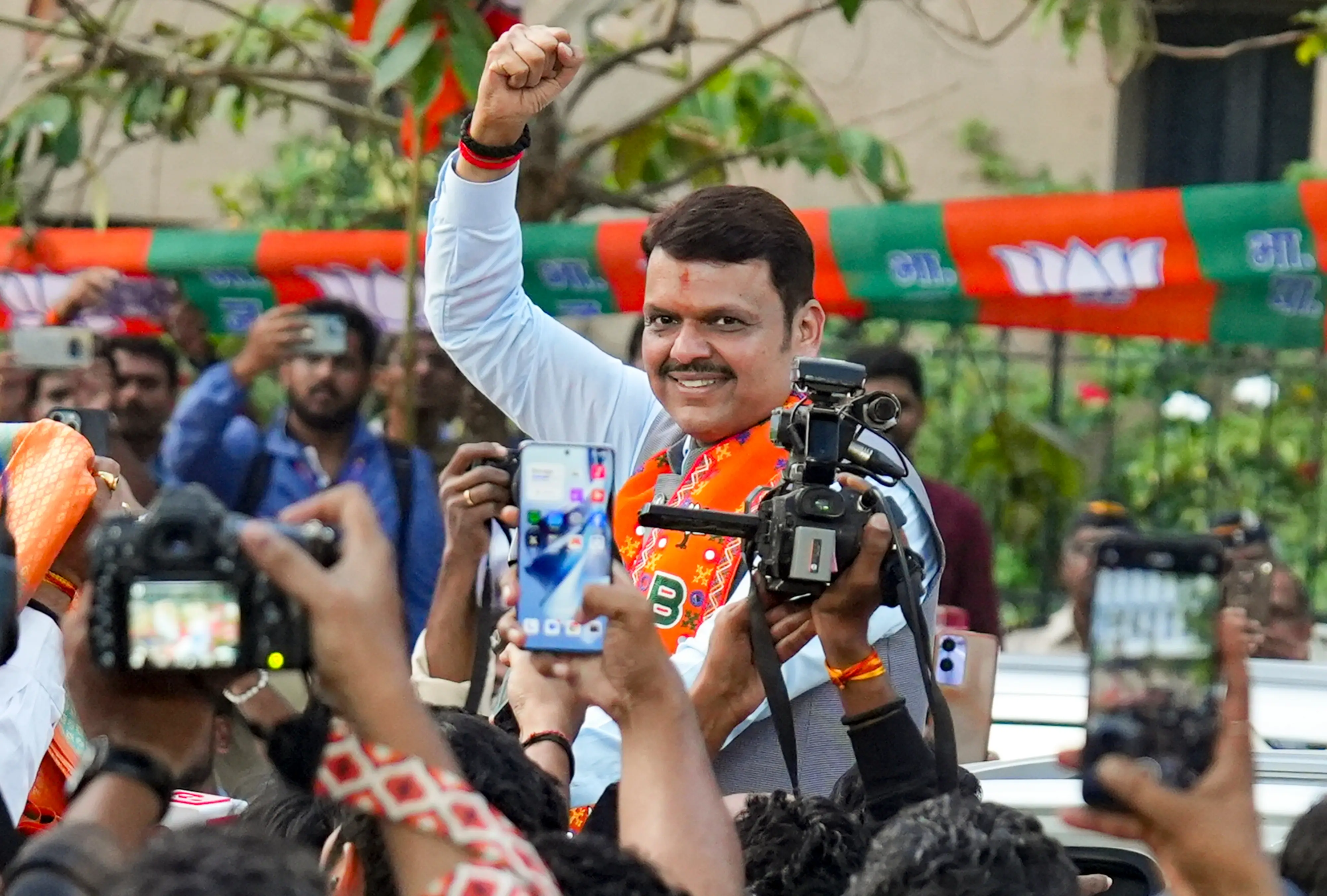 മഹാരാഷ്ട്ര മുഖ്യമന്ത്രി ദേവേന്ദ്ര ഫഡ്നവിസ് ബിജെപി വിജയത്തില് ആഹ്ലാദം പ്രകടിപ്പിക്കുന്നു |ഫോട്ടോ:PTI