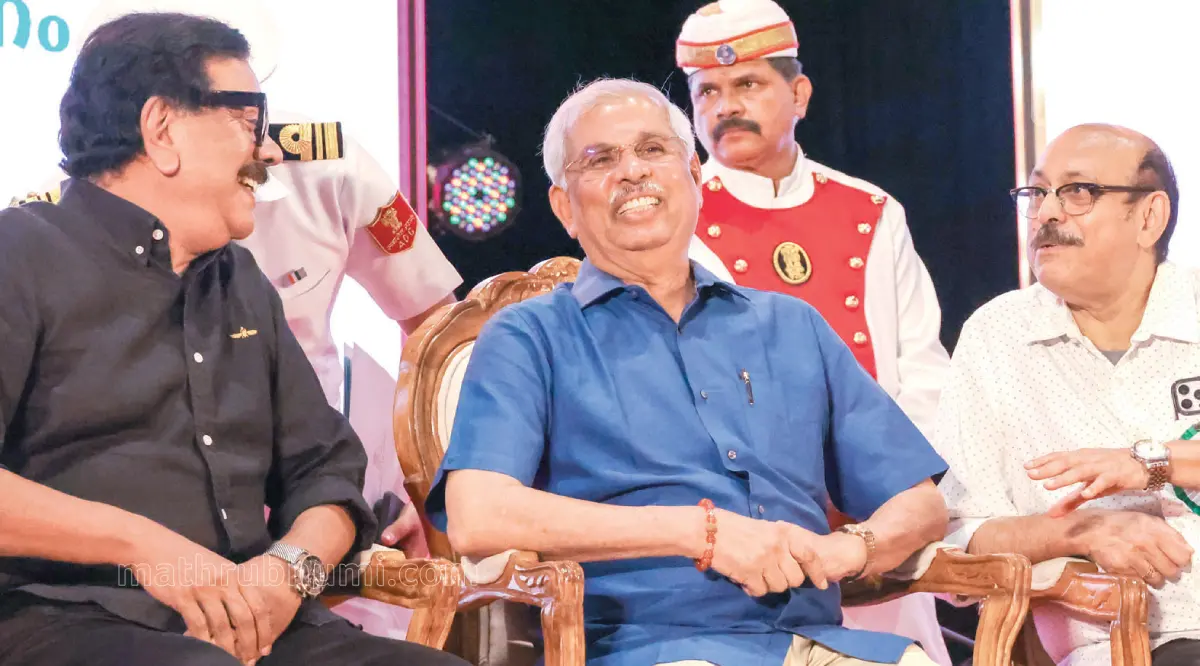 തിരുവനന്തപുരം ടാഗോർ തിയേറ്ററിൽ പ്രേംനസീർ ഫൗണ്ടേഷൻ ഏർപ്പെടുത്തിയ പുരസ്കാരം ഏറ്റുവാങ്ങാനെത്തിയ സംവിധായകൻ പ്രിയദർശൻ ഗവർണർ രാജേന്ദ്ര വിശ്വനാഥ് ആർലേക്കറുമായി സൗഹൃദ സംഭാഷണത്തിൽ. ജി.സുരേഷ് കുമാർ സമീപം | Photo: Mathrubhumi
