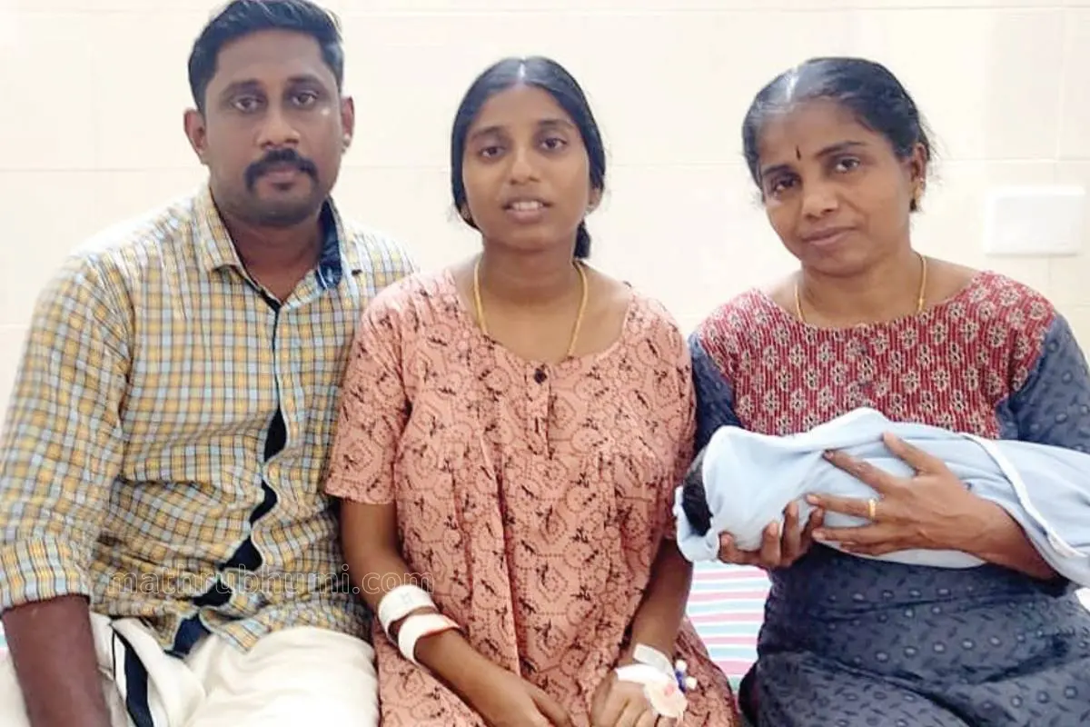 അജിത് ആർ.നായരും രേവതിയും കുഞ്ഞിനും അമ്മ മിനിക്കും ഒപ്പം