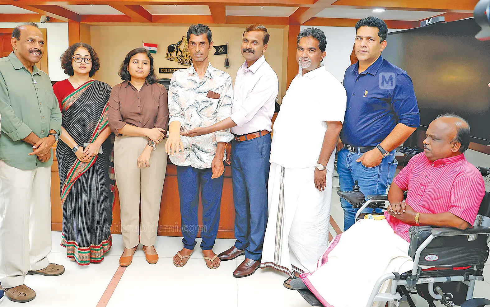 അപകടത്തില് കൈകള് നഷ്ടപ്പെട്ട ഇതരസംസ്ഥാന തൊഴിലാളിക്ക് എറണാകുളം ജില്ലാ കളക്ടര് ജി. പ്രിയങ്ക, അസിസ്റ്റന്റ് കളക്ടര് പാര്വതി ഗോപകുമാര് എന്നിവരുടെ നേതൃത്വത്തില് കൃത്രിമകൈ നല്കിയപ്പോള്.