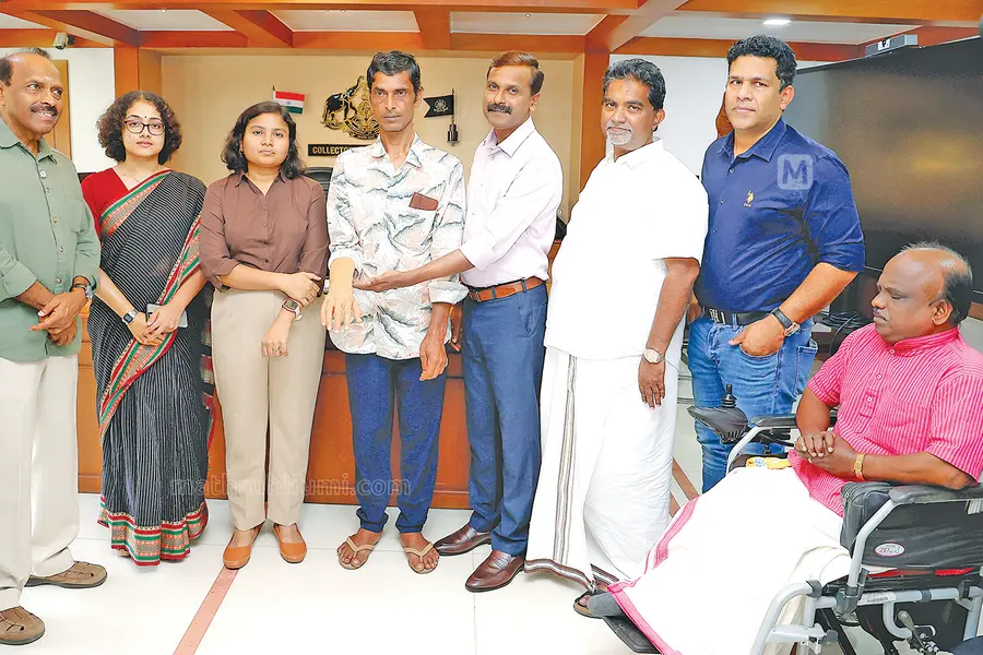 കെെകൾ നഷ്ടപ്പെട്ട സങ്കടവുമായി ആ തൊഴിലാളികൾ കളക്ടറെ കാണാനെത്തി; കൃത്രിമകെെകൾ ലഭ്യമാക്കി അധികൃതർ