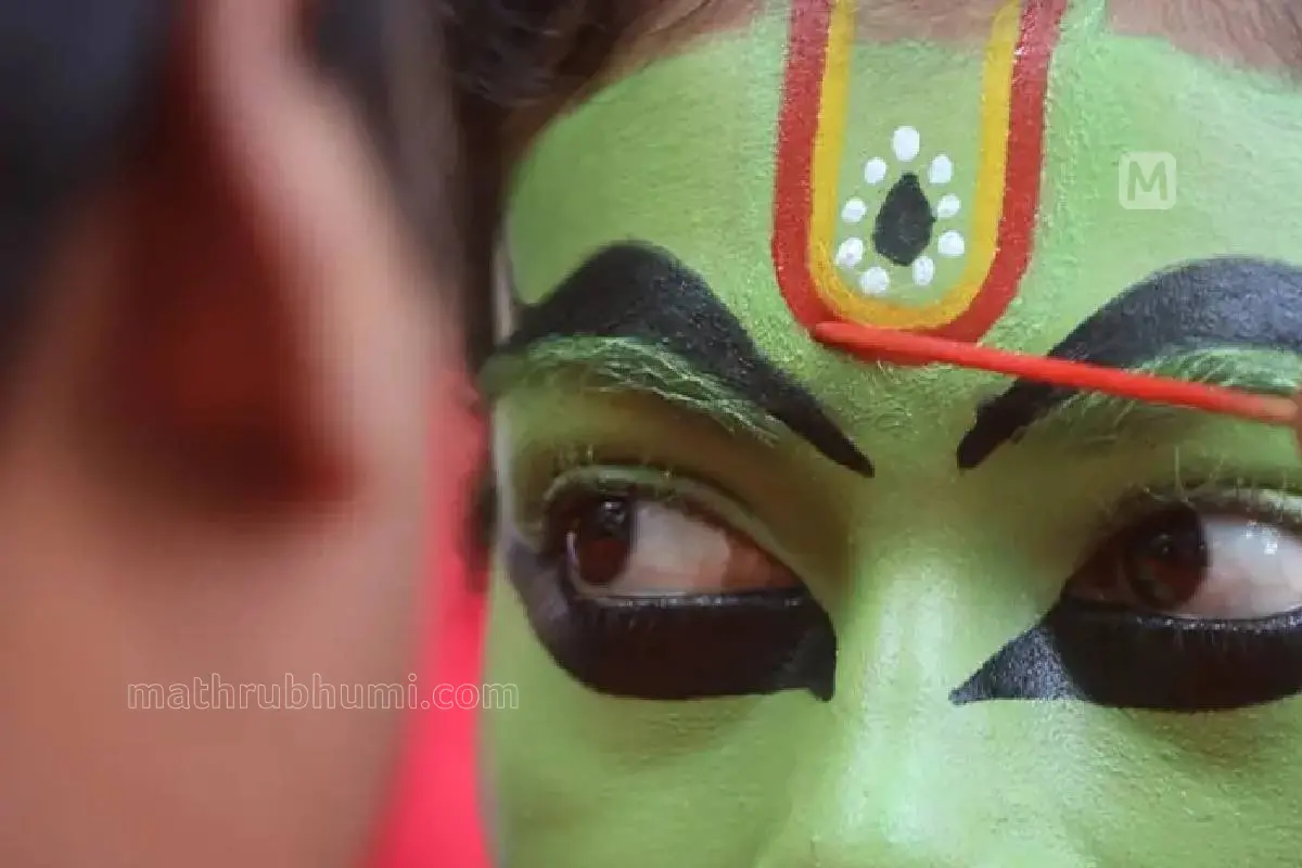 തൃശ്ശൂരിൽ തുടങ്ങിയ സംസ്ഥാന കലോത്സവം ഓട്ടൻതുള്ളൽ മത്സരത്തിനായി മുഖത്ത് ചായമിടുന്ന മത്സരാർഥി | ഫോട്ടോ: സിആർ ​ഗിരീഷ്കുമാർ / മാതൃഭൂമി