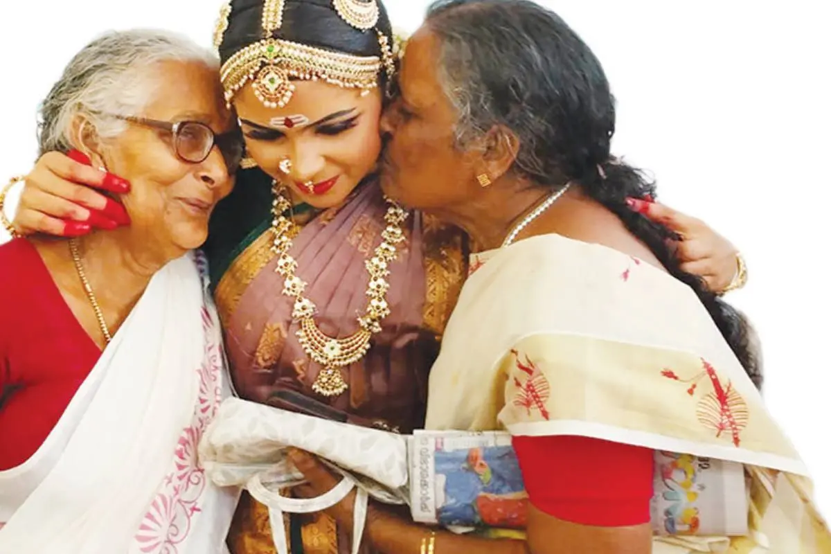 കൃഷ്ണ ബി. നായര് മുത്തശ്ശിമാര്ക്കൊപ്പം