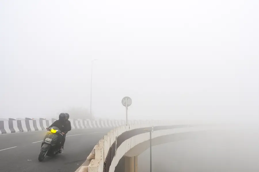മഞ്ഞും മലിനീകരണവും, കാഴ്ച മറഞ്ഞും ശ്വാസം മുട്ടിയും ഡൽഹി; ട്രെയിൻ - വിമാനസർവീസുകൾ തടസ്സപ്പെട്ടു