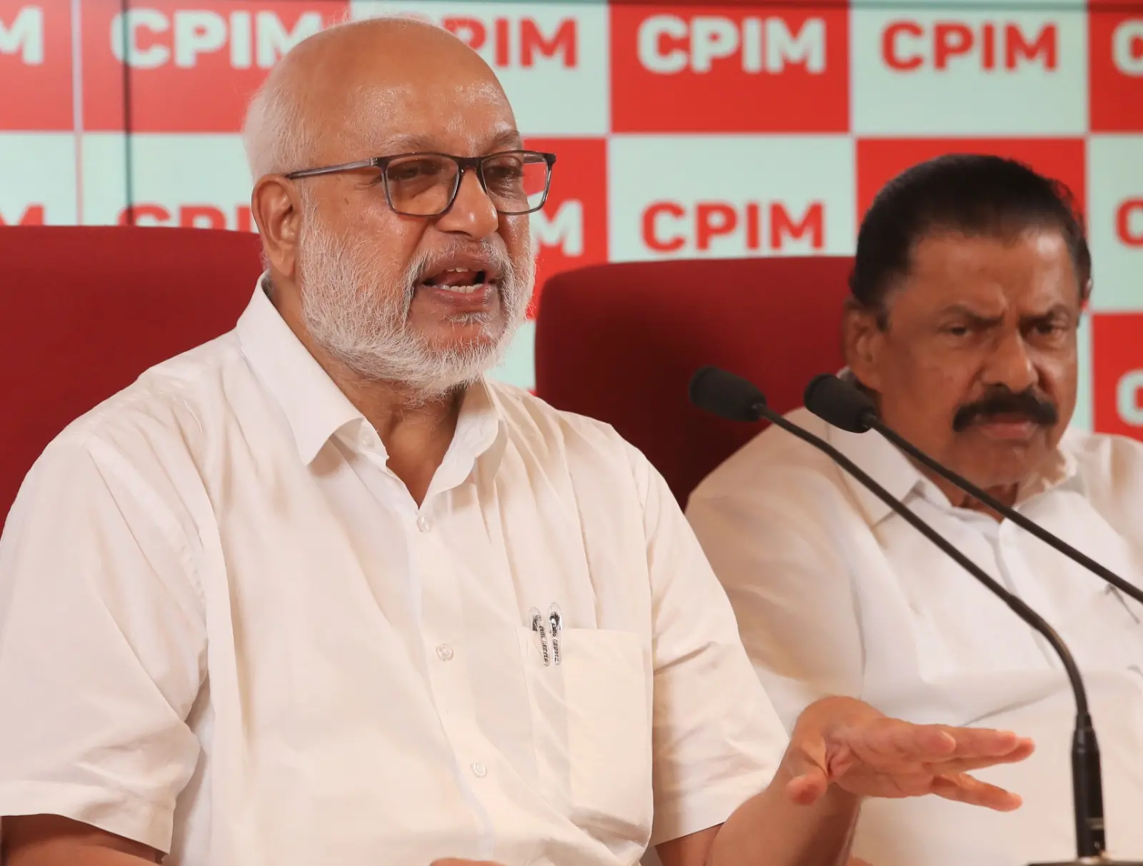 തിരുവനന്തപുരത്ത് മുന്ന് ദിവസങ്ങളിലായി നടന്ന സിപിഎം കേന്ദ്രകമ്മിറ്റിയോഗത്തിന് ശേഷം ജനറൽ സെക്രട്ടറി എം.എ.ബേബി എകെജി സെന്ററിൽ പത്രസമ്മേളനത്തിൽ സംസാരിക്കുന്നു.സംസ്ഥാന സെക്രട്ടറി എം.വി.ഗോവിന്ദൻ സമീപം | Photo: മാതൃഭൂമി