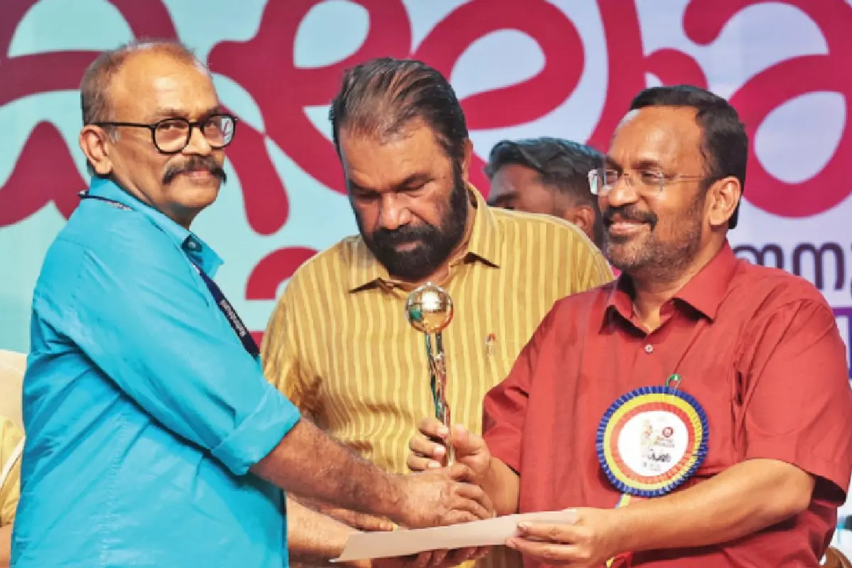 2025-ലെ സമഗ്ര കവറേജിനുള്ള പുരസ്കാരം മാതൃഭൂമിക്കുവേണ്ടി തിരുവനന്തപുരം ന്യൂസ് എഡിറ്റർ പി. അനിൽകുമാർ മന്ത്രി കെ. രാജനിൽനിന്ന് ഏറ്റുവാങ്ങുന്നു
