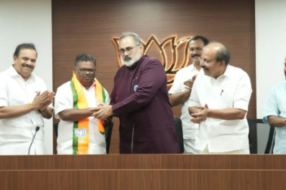 Former CPI(M) MLA S Rajendran is welcomed into the BJP by Kerala party president Rajeev Chandrasekhar during a joining ceremony at the BJP state office in Thiruvananthapuram on Sunday.