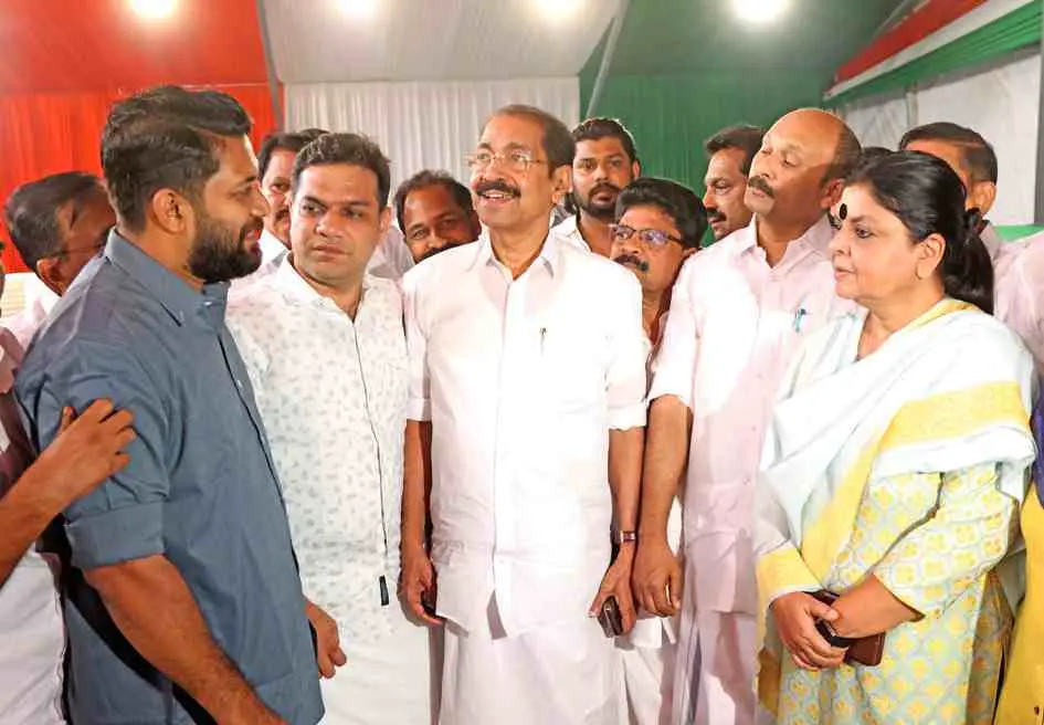 എറണാകുളം മറൈന്ഡ്രൈവില് രാഹുല്ഗാന്ധി പങ്കെടുക്കുന്ന മഹാപഞ്ചായത്തിന്റെ വേദി കെപിസിസി പ്രസിഡന്റ് സണ്ണി ജോസഫ്, എഐസിസി ജനറല് സെക്രട്ടറി ദീപാദാസ് മുന്ഷി എന്നിവര് സന്ദര്ശിച്ചപ്പോള്. ഷാഫി പറമ്പില് എംപി, ഹൈബി ഈഡന് എംപി, ഡിസിസി പ്രസിഡന്റ് മുഹമ്മദ് ഷിയാസ് എന്നിവര് സമീപം