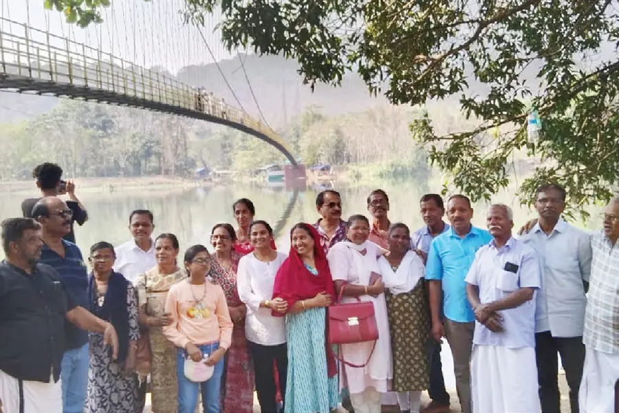 ഇത് കിടിലൻ 'സീനിയർ ട്രിപ്പ്', മുത്തശ്ശൻമാർക്കും മുത്തശ്ശിമാർക്കും കൂട്ടായി ഒരു വാട്സാപ്പ് ഗ്രൂപ്പ്