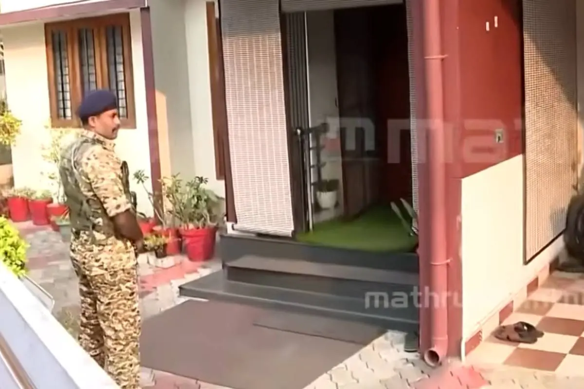 റെയഡ് നടക്കുന്ന തിരുവനന്തപുരത്തെ എന് വാസുവിന്റെ വീടിന് മുന്നില് നില്ക്കുന്ന സിആര്പിഎഫ് ഉദ്യോഗസ്ഥന്