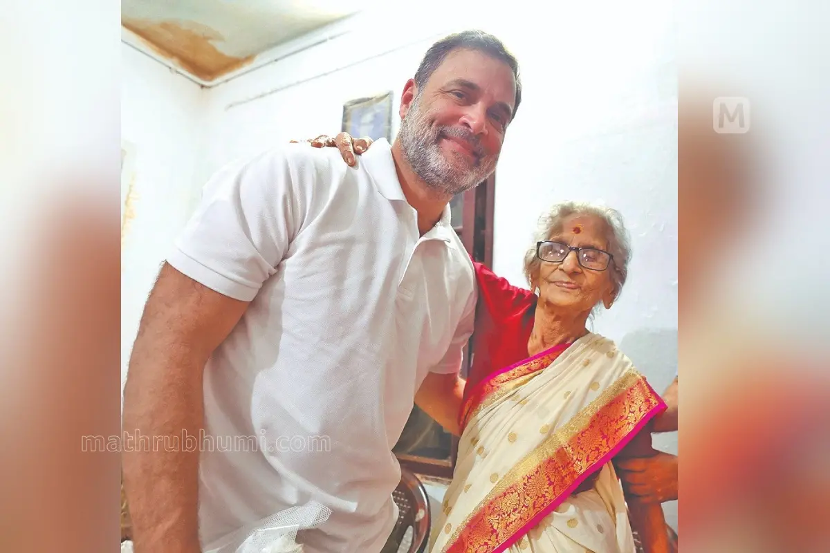 വീട്ടിലെത്തിയ രാഹുല്ഗാന്ധിയുടെ തോളില് കൈയിട്ട് ഡോ. എം. ലീലാവതി സൗഹൃദംപങ്കിട്ടപ്പോള്
| ഫോട്ടോ: മാതൃഭൂമി