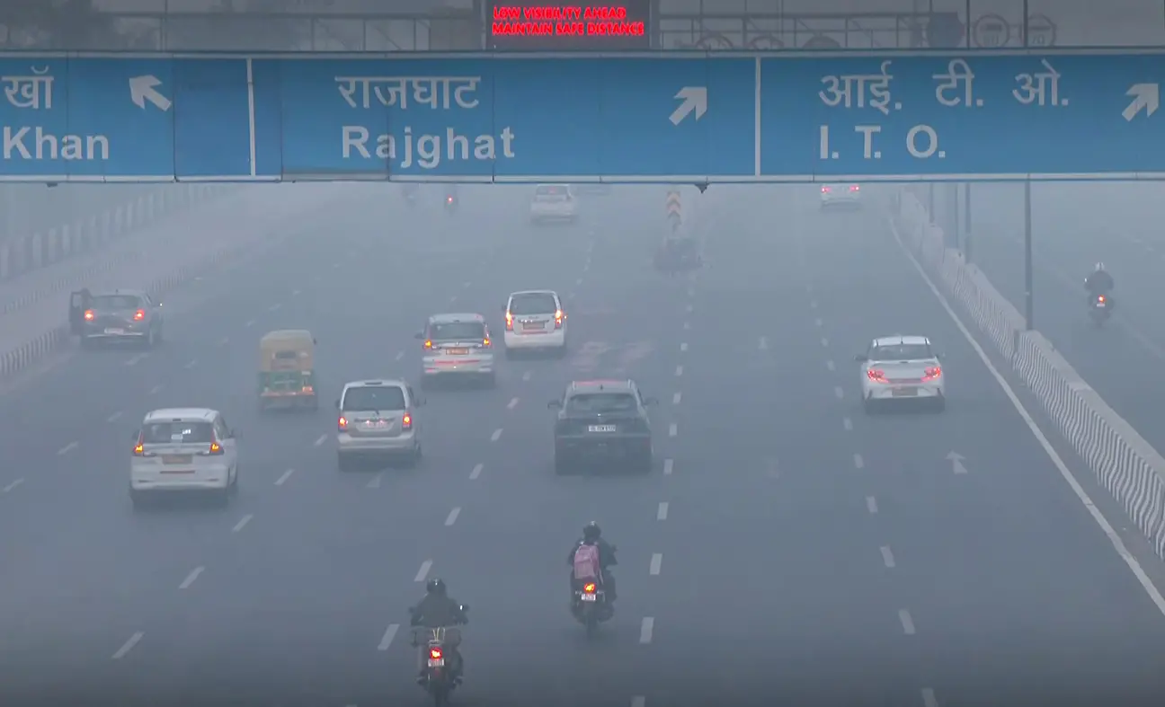 Vehicles move through dense smog on NH-24 near Akshardham | Photo: ANI video grab