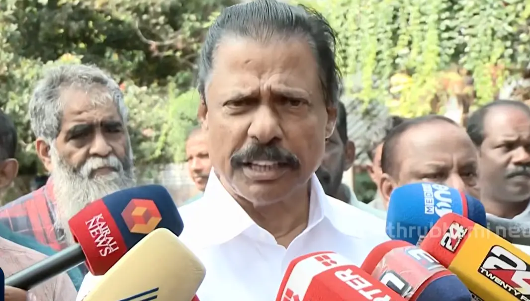 എം.വി.ഗോവിന്ദന് മാധ്യമങ്ങളോട് സംസാരിക്കുന്നു