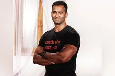 ആകാശ് അംബാനിയുടെ പരിശീലകൻ; ഒരു മണിക്കൂറിന് കാൽലക്ഷം പ്രതിഫലം, ഒരുമാസം 3 ലക്ഷവും